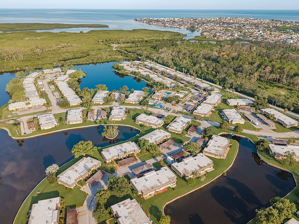 Gardens of Beacon Square Condo Complex