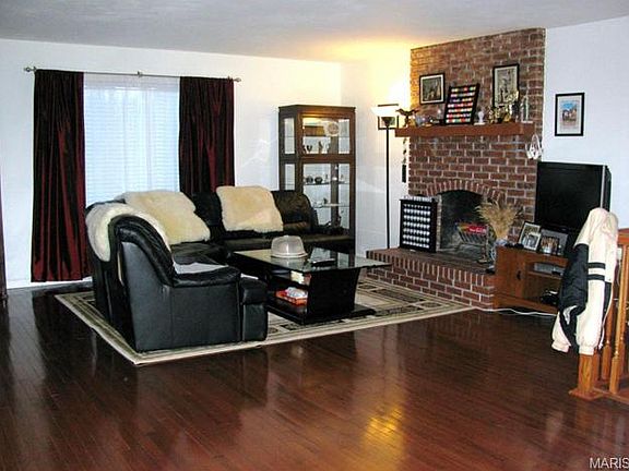 3rd image of 115 Country Creek Ct
