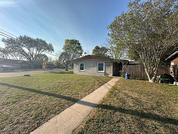 2nd image of 1902 E Rosebud Ave