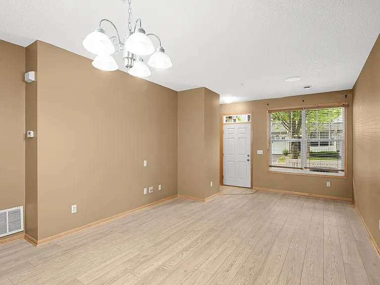 3049 Chamberlin St N #6 — Photo 3