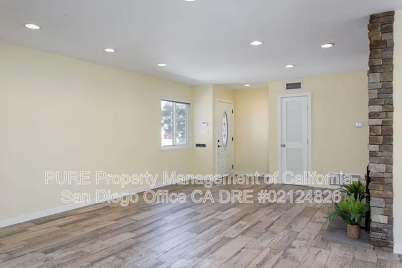 3 bed, 2.0 bath, 1702 sqft, $4,650 — Photo 3