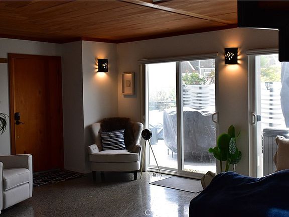3rd image of 154 Windward Ave