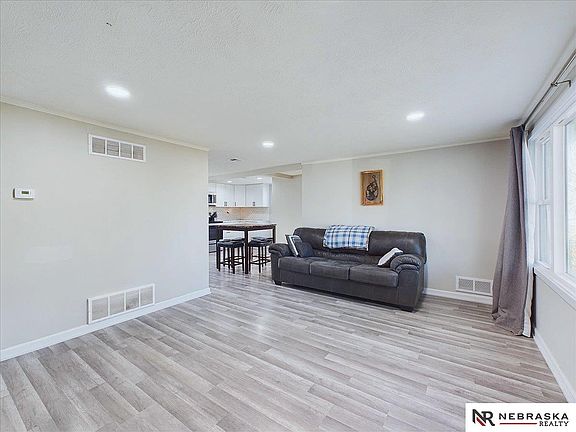 3rd image of 6829 Burlington Ave