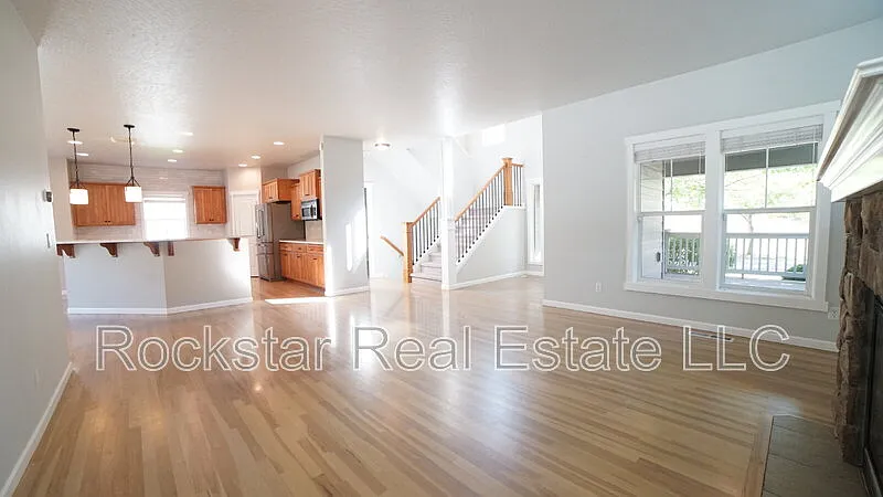 5 bed, 4.0 bath, 4179 sqft, $3,900 — Photo 2