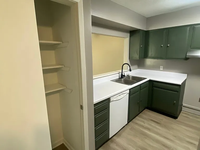 1772 6th Crompton Sq #B — Photo 6
