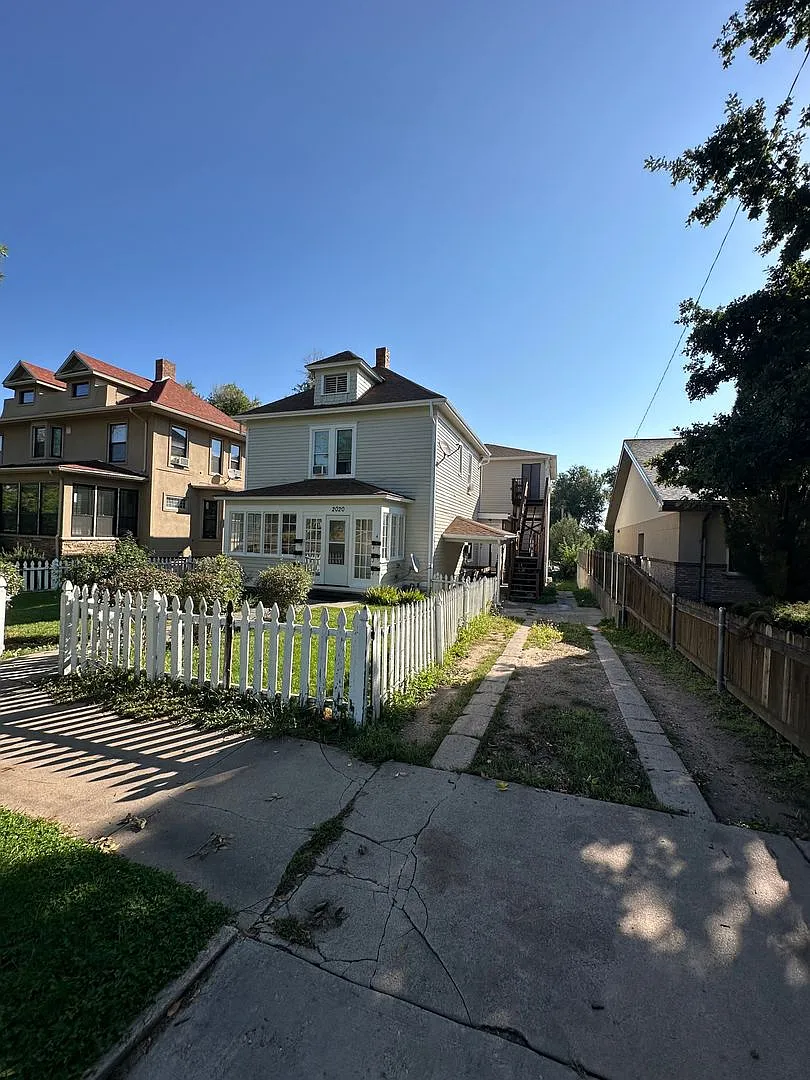 KM2020 — Photo 1