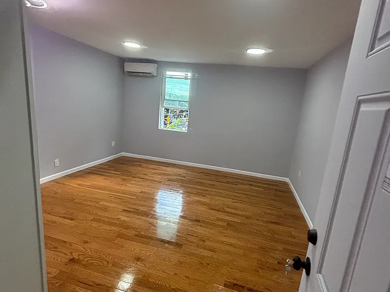 1715 Tenbroeck Ave #1 — Photo 5