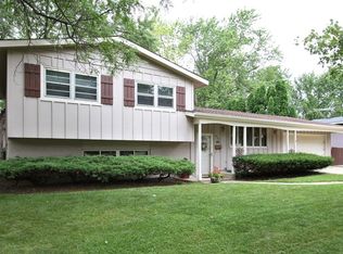 984 Cambridge Ln, Crystal Lake, IL 60014