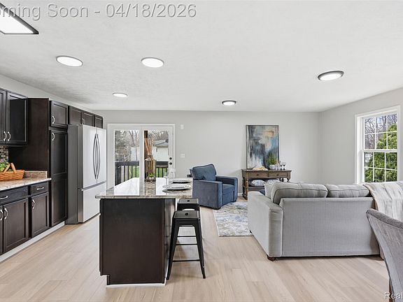 5th image of 118 Gale St