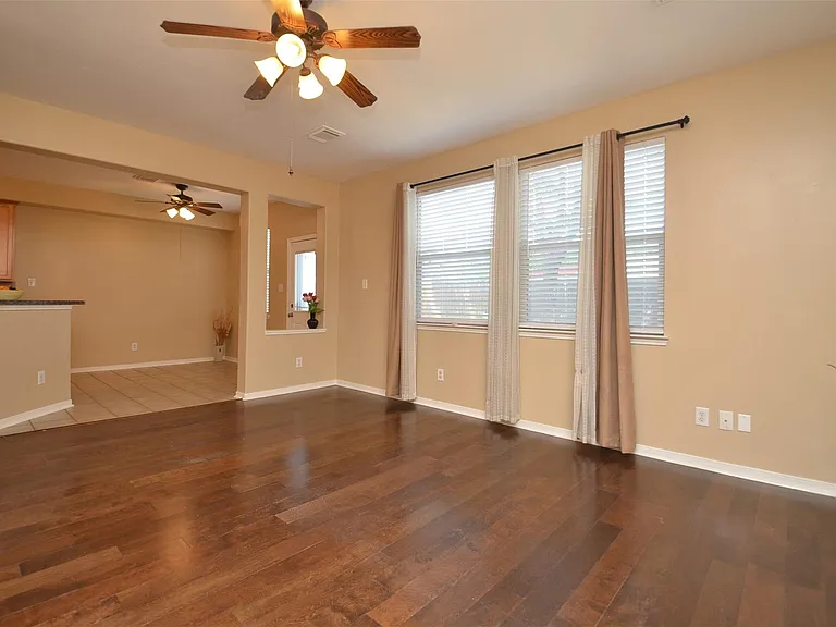 2911 Meadowglen Cv — Photo 23