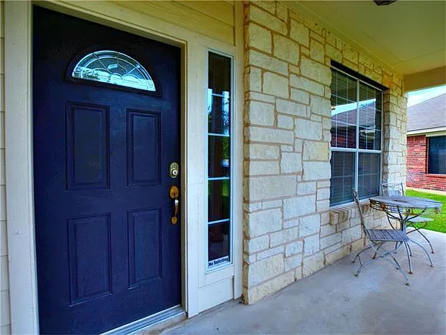 4 bed, 2.5 bath, 2389 sqft, $2,800 — Photo 2