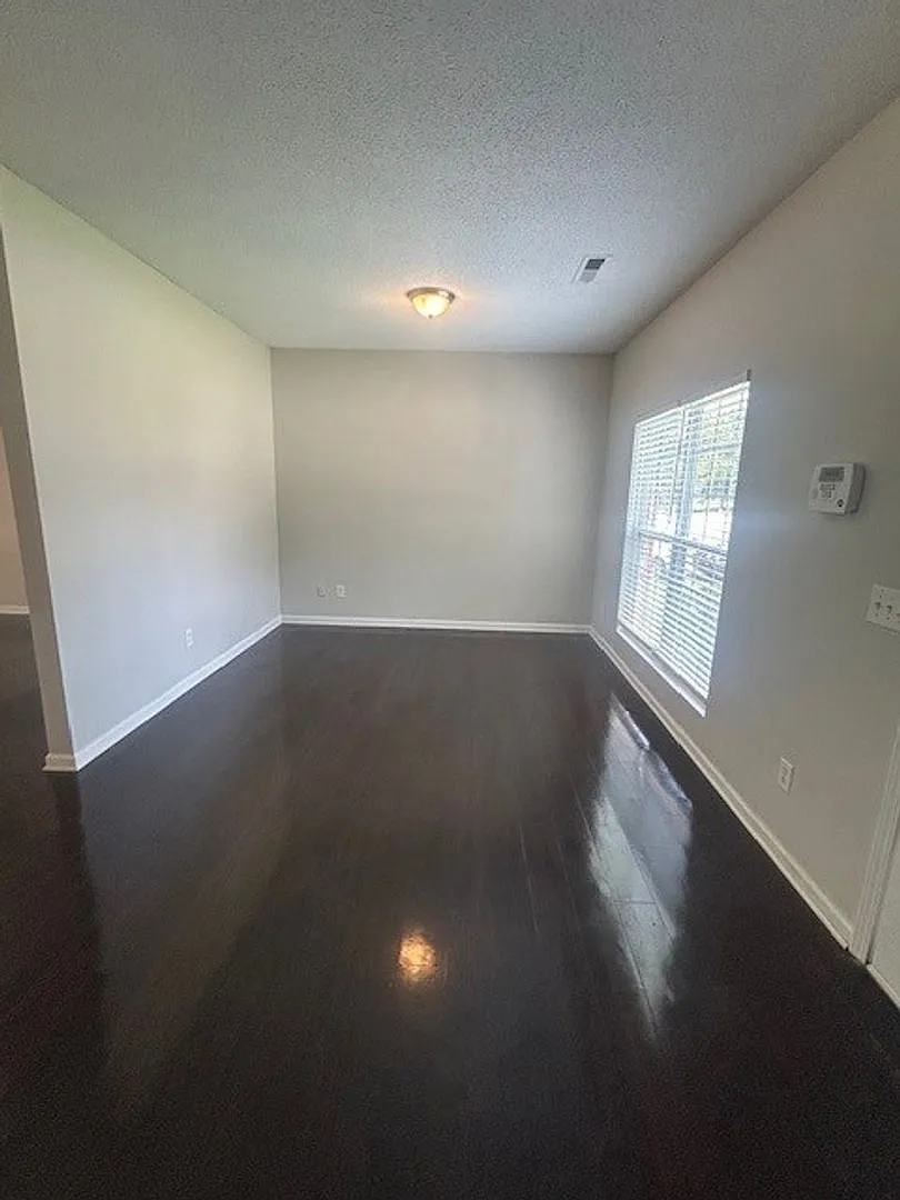 Spacious 4 Bed/ 3 Bath House! — Photo 4