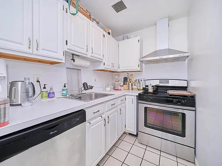 492 9th Ave #3A — Photo 3
