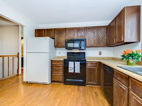 5th image of 3865 Clover Ave