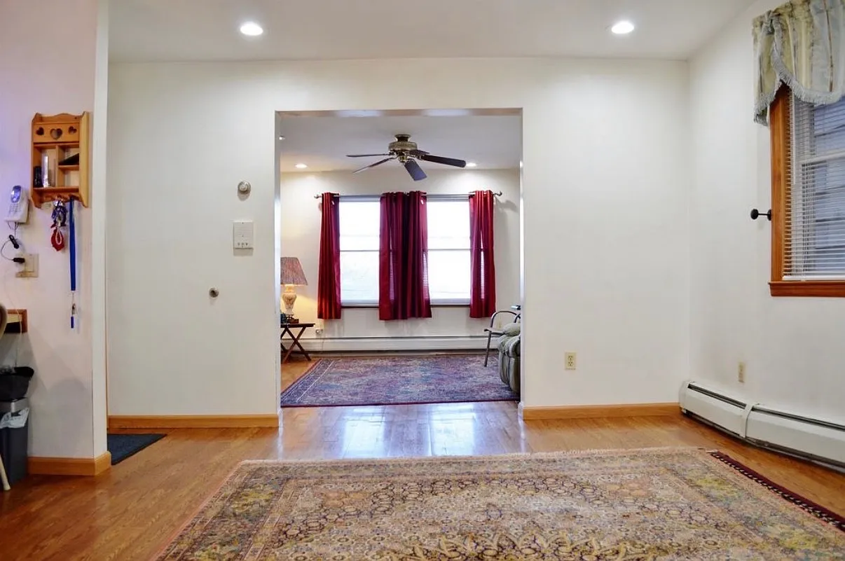 5 bed, 2000 sqft, $3,700 — Photo 4
