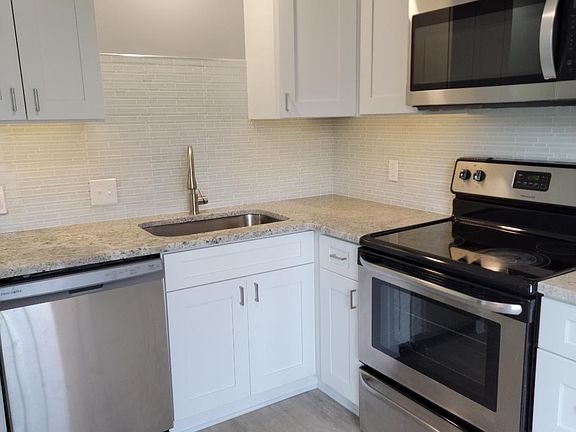 5th image of 1435 Roycroft Ave