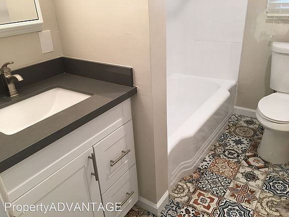 5th image of 3951 Centre St #3945