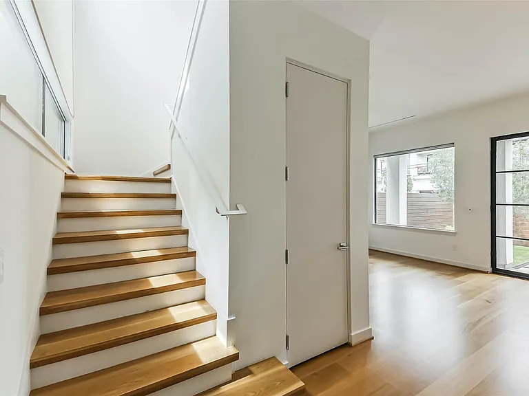 815 Alexander St — Photo 7