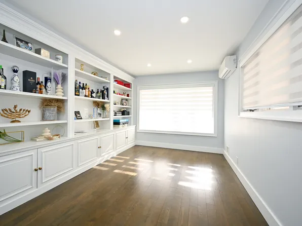 320 Whitman Drive image 7 of 27