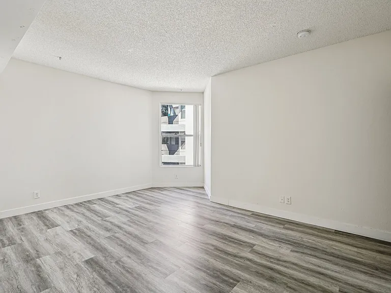 11657 Oxnard Str. — Photo 30