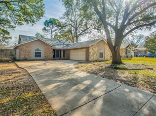 213 Brookview Dr, Hurst, TX 76054
