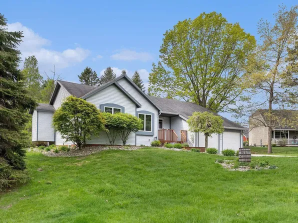 8123 Silver Cove Dr, Traverse City, MI 49685