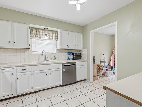 3rd image of 6 N Ridge Way Rd