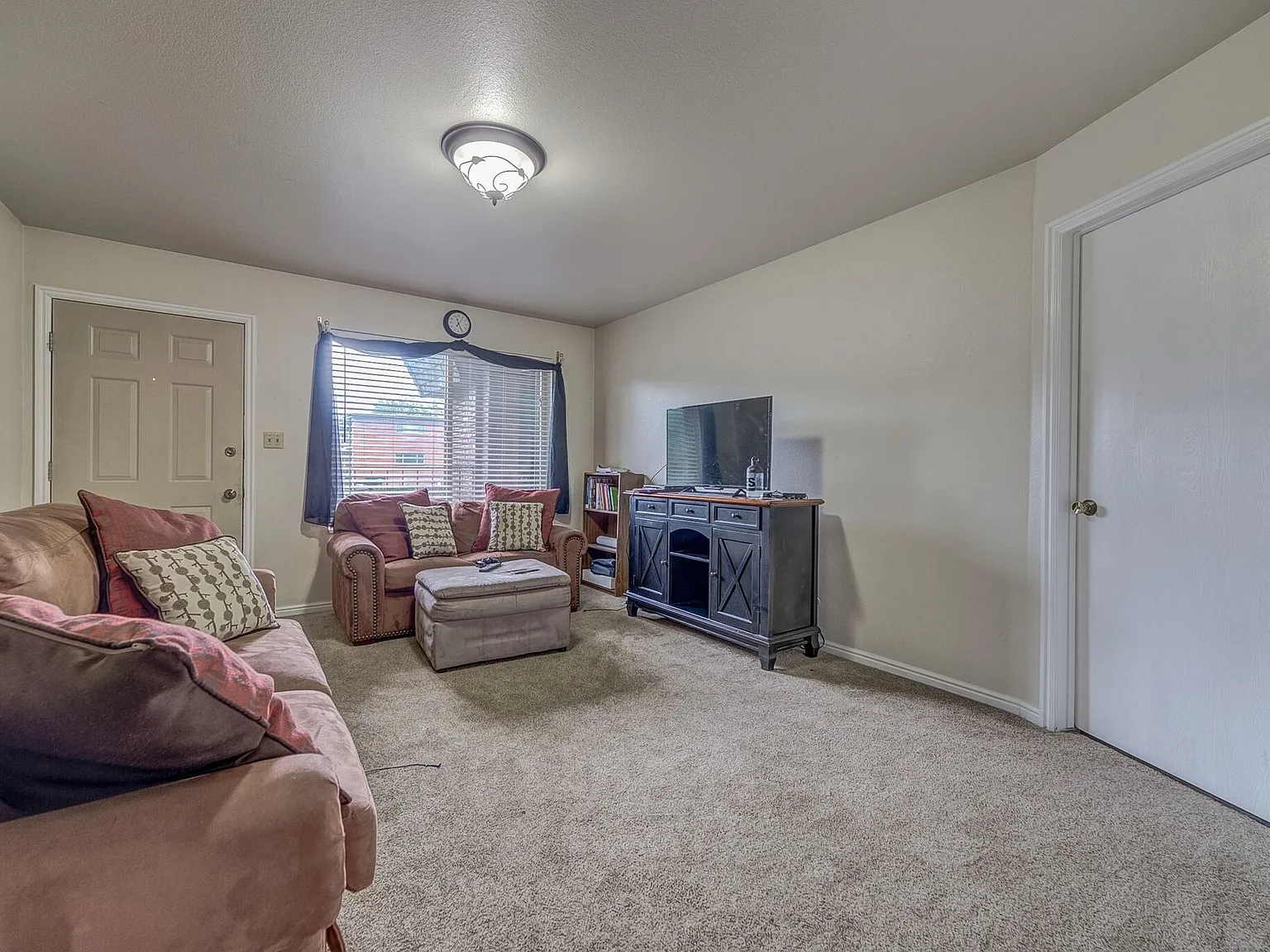 2 bed, 1000 sqft, $369 — Photo 2