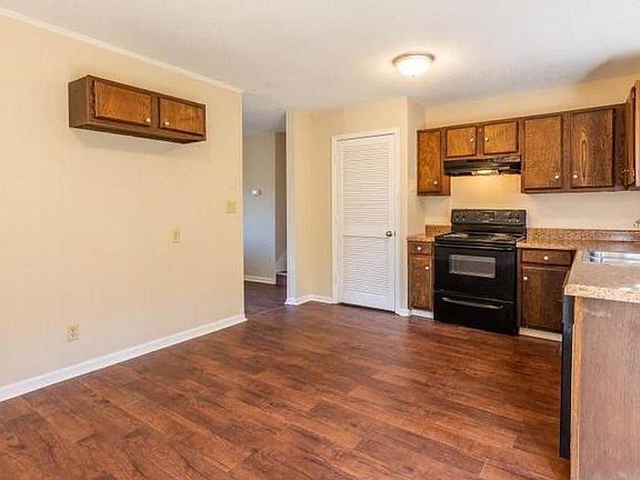 5th image of 308 Crisman St