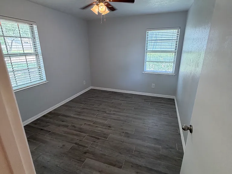 715 Kindred Ln — Photo 11