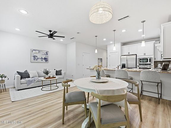 5th image of 55 CANARY PALM Court