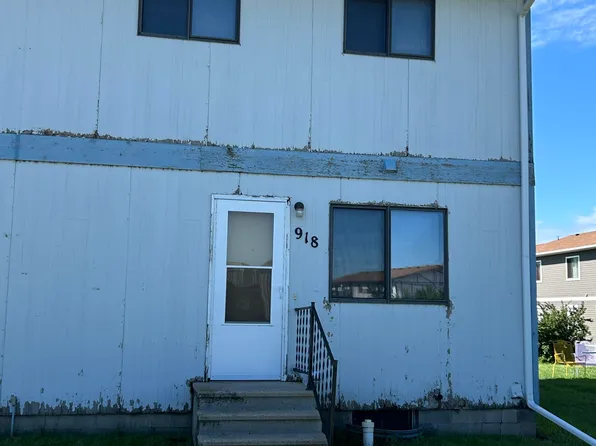 918 W 14th St, Grafton, ND 58237