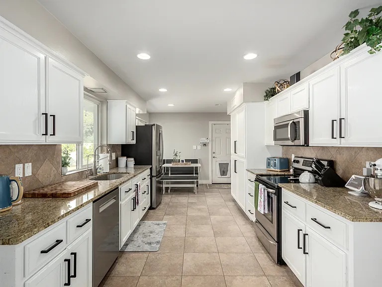 4220 E Becker Ln — Photo 6