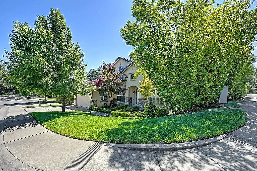 4 bed, 2.5 bath, 2407 sqft, $4,000 — Photo 3