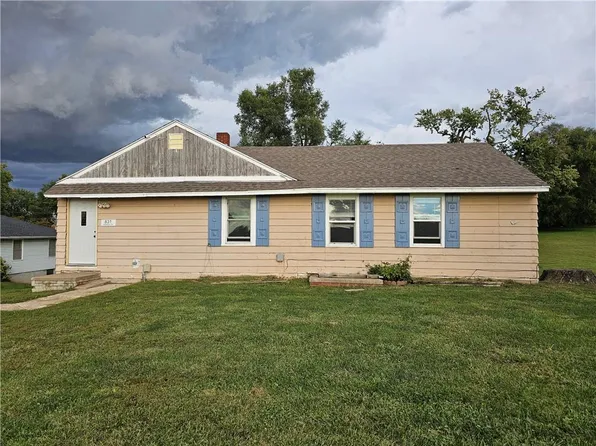 831 Trevillian Dr, Saint Joseph, MO 64507