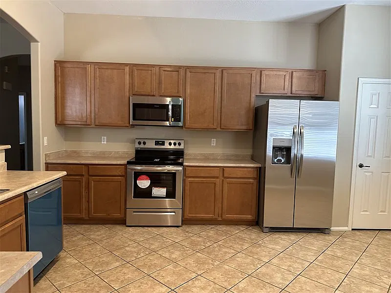 3 bed, 2.0 bath, 1600 sqft, $2,000 — Photo 2