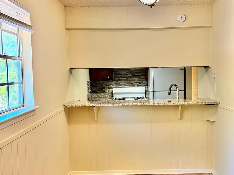 312 E 43rd St #201 — Photo 4