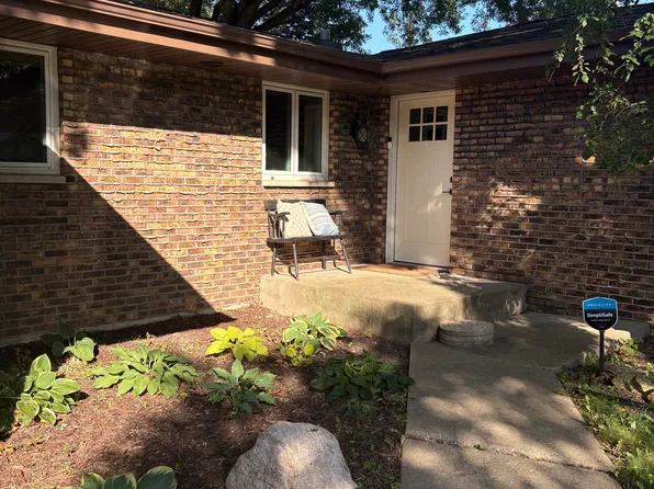 1011 Pine Valley Dr, Rockford, IL 61107