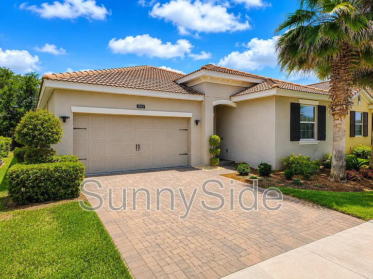 1047 Oak Bluff Dr — Photo 1