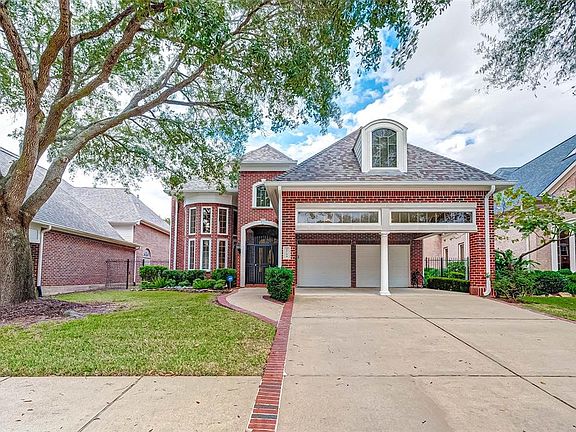 The double porte cochere provides undercover parking, keeping cars protected from any extreme weather and the Texas summer heat.
