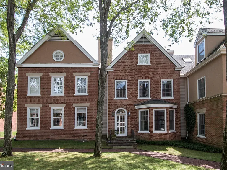 42 Governors Ln — Photo 17