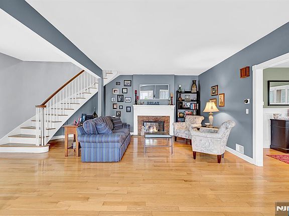 4th image of 98 Maple St