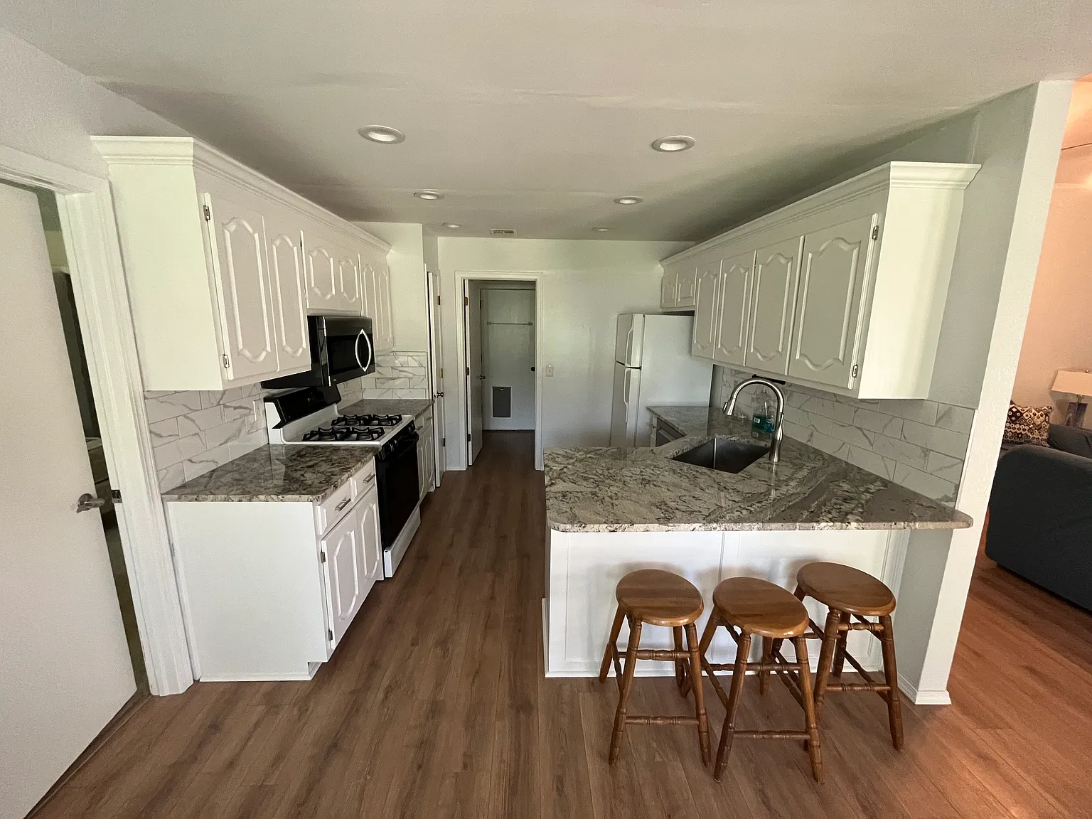 1712 S Yellowood Ave W — Photo 2