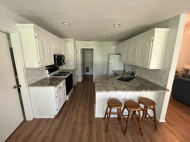 1712 S Yellowood Ave W — Photo 2