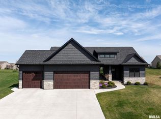 41 Country Club Ct, Leclaire, IA
