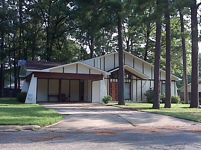 1st image of 2004 Parkwood Ln