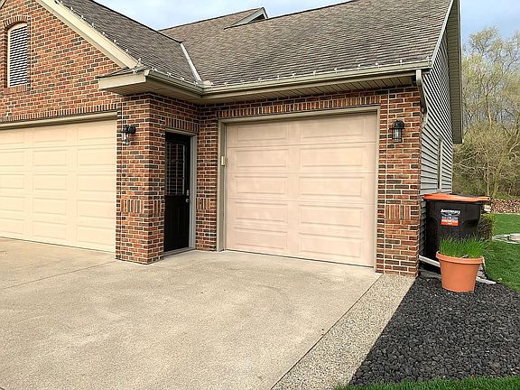 3rd image of 902 E Bluff Ct