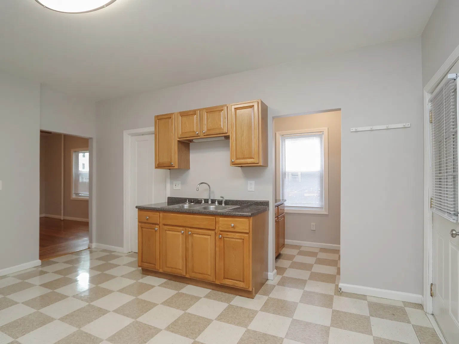 1 bed, 1000 sqft, $1,200 — Photo 4