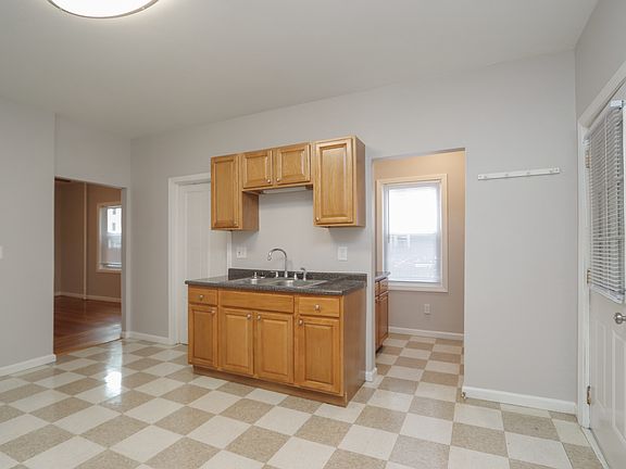 4th image of 998-1000 Chicopee St #1L