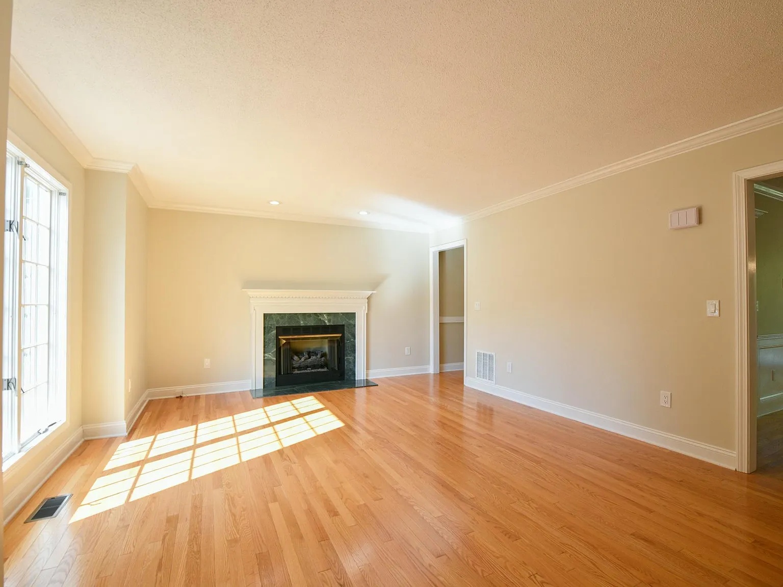 3 bed, 2.5 bath, 1664 sqft, $2,950 — Photo 4